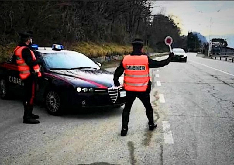 Fuggono dal posto di blocco e speronano l’auto dei Carabinieri, arrestati 2 magrebini