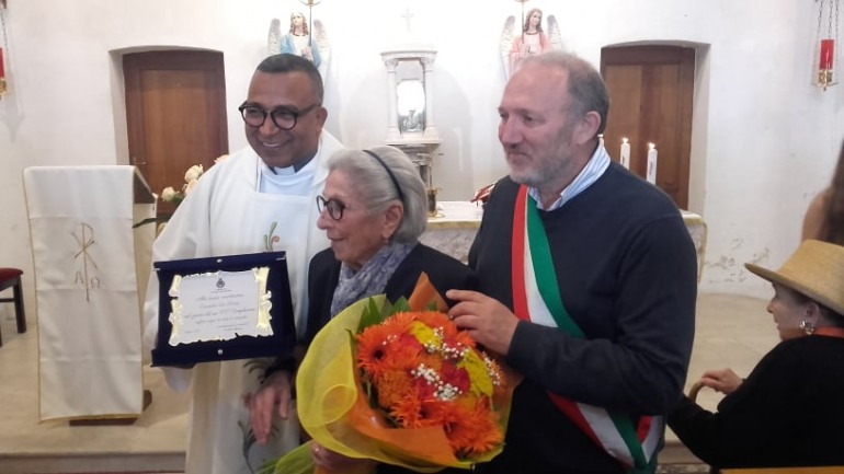 L’angolo degli auguri –  Carmela De Santis ha compiuto 100 anni