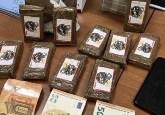 Polizia arresta 2 giovani, trasportavano oltre 1 chilo di hashish