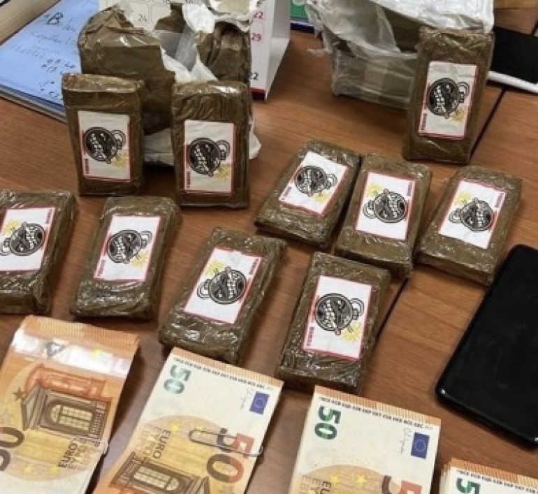 Polizia arresta 2 giovani, trasportavano oltre 1 chilo di hashish