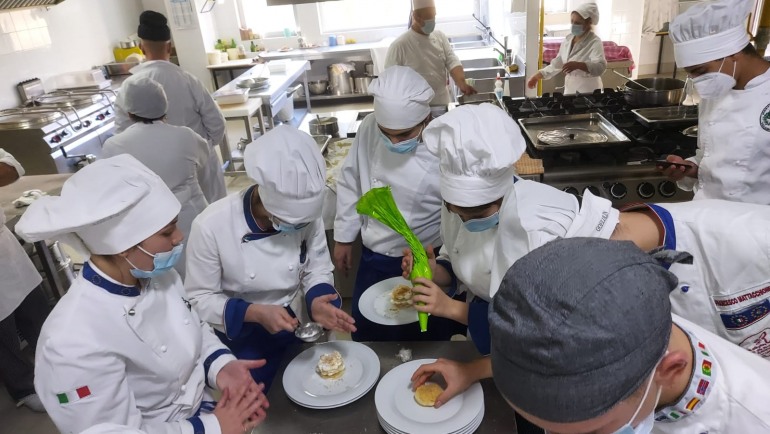 Alberghiero De Panfilis di Roccaraso, laboratori di sala e cucina in presenza