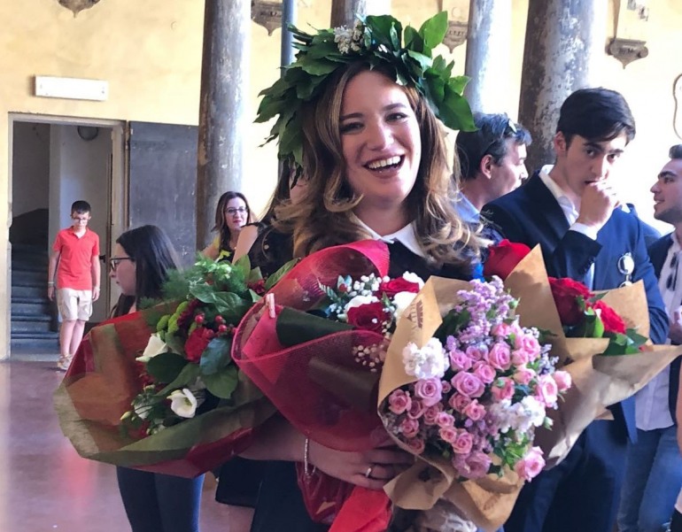 Confetti rossi in casa Pallotta, con 110 e lode Arianna si laurea in Giurisprudenza all’università di Bologna