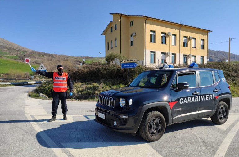 I carabinieri arrestano un centauro, non si è fermato al posto di blocco