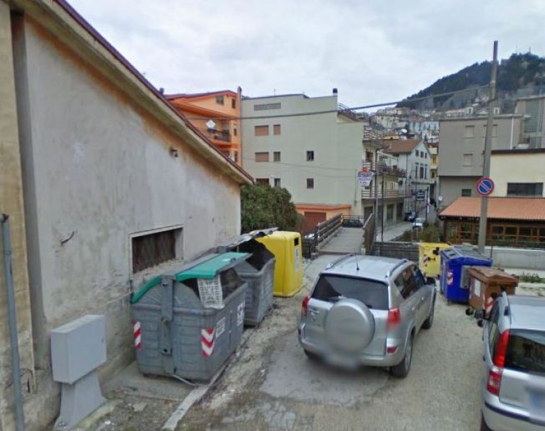 Manette per il piromane della notte: incendia i cassonetti dell’imondizia a via D’Aquino