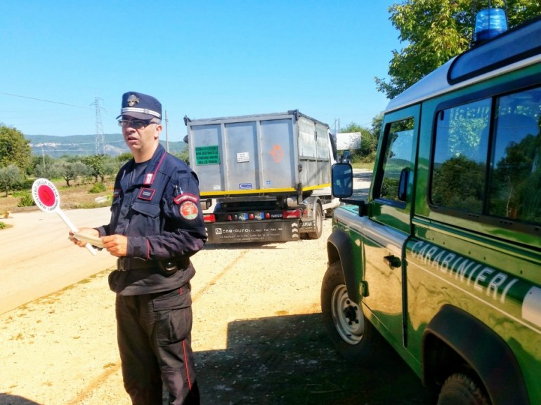 Abbandono rifiuti speciali in una scarpata: quattro denunciati dai Carabinieri Forestali