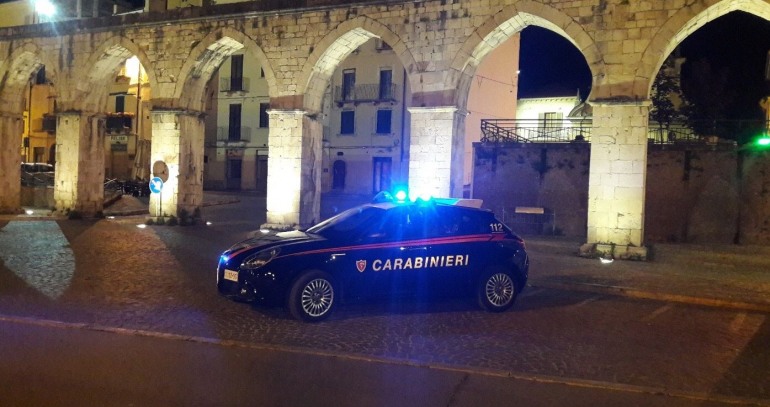 Ubriaconi girano con la macchina di notte a Sulmona, i Carabinieri gli fanno passare la sbornia