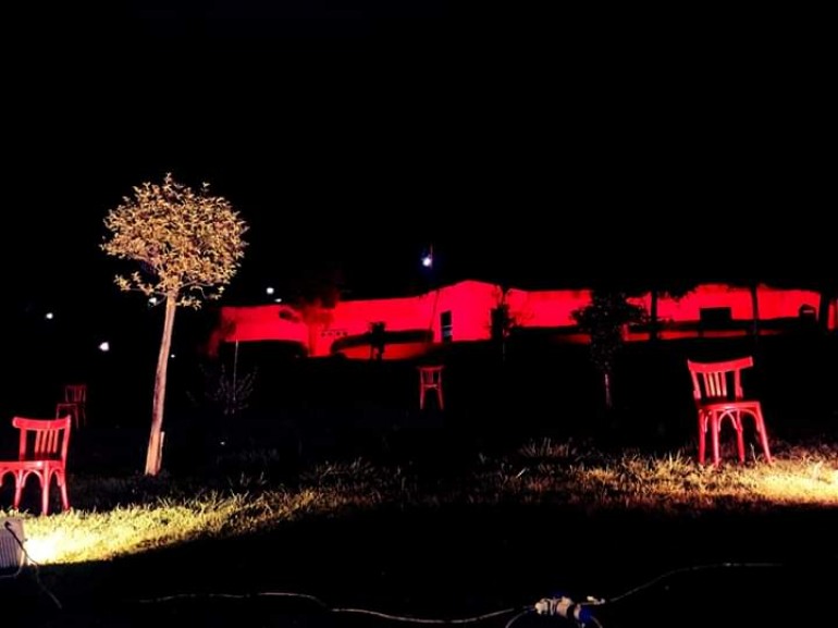 “No alla violenza contro le donne”, la villa comunale di Agnone si tinge di rosso