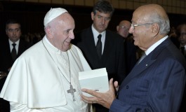 Città del Vaticano, Papa Francesco riceve il monile di Franco Coccopalmeri