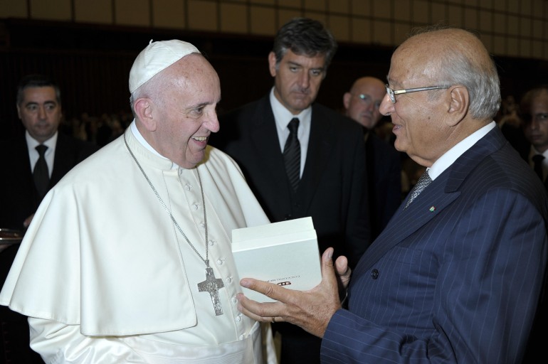 Città del Vaticano, Papa Francesco riceve il monile di Franco Coccopalmeri