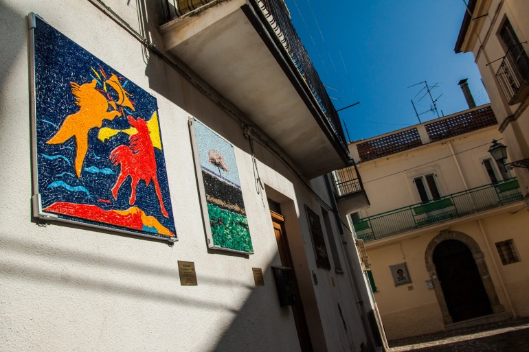 Alfredo Paglione dona un mosaico griffato “Giuseppe Modica” a Tornareccio