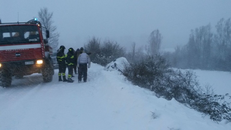 Strada ghiacciata: auto finisce nella scarpata, Vigili del Fuoco entrano in azione