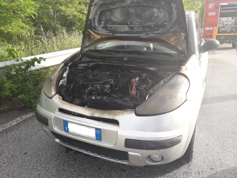 Conducente salvo per miracolo, l’automobile prende fuoco improvvisamente mentre è alla guida