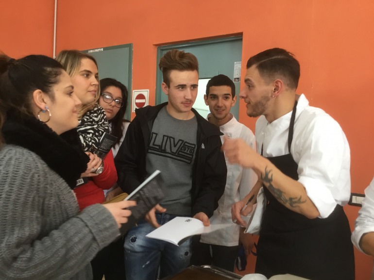 Roccaraso, cibo e vita: gli studenti dell’Alberghiero “De Panfilis” a lezione da Ugo Patierno, autore del libro-ricettario Metà