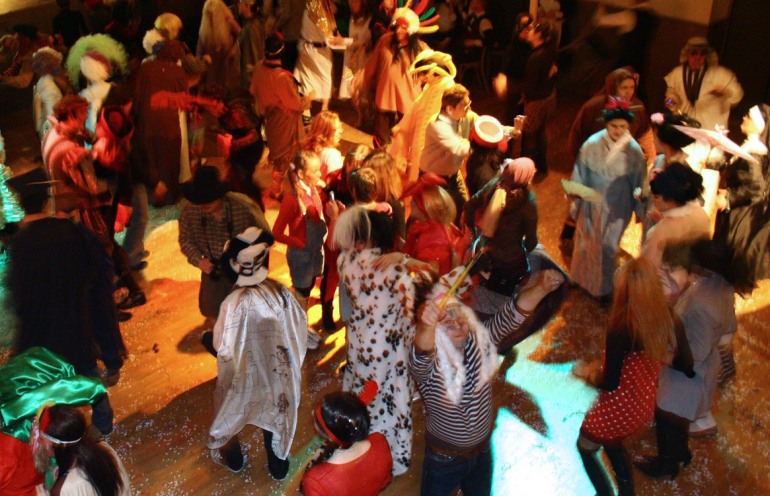 Castel di Sangro, martedì grasso con maschere e musica alla ‘Pax Christi’