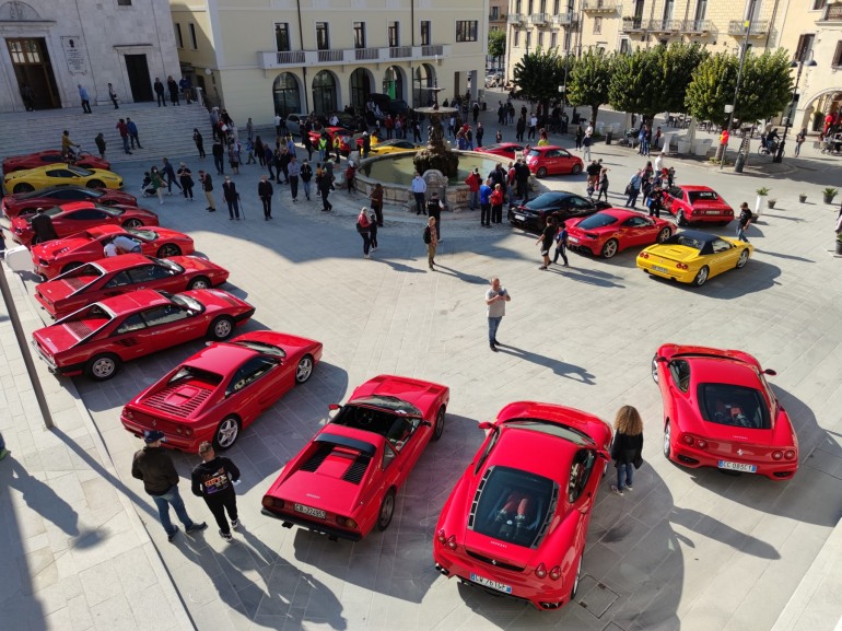 Raduno Ferrari a Castel di Sangro, il cavallino rampante arriva per “Tour dei Parchi”