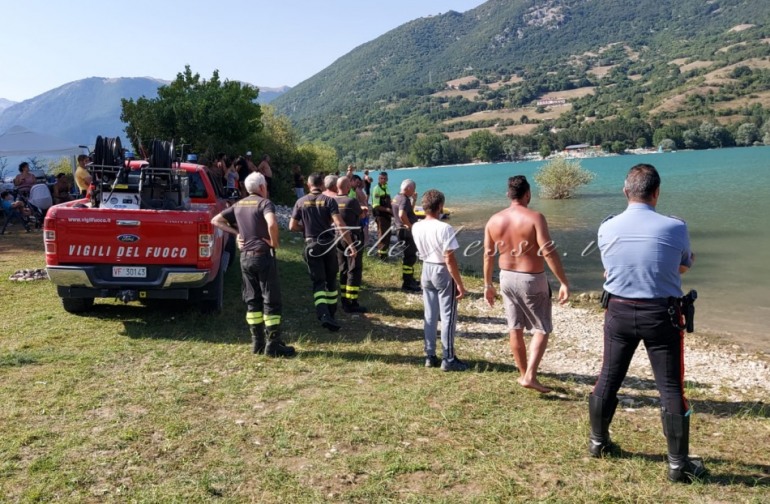 Tragedia al lago di Barrea, salva due bambini e scompare nel lago