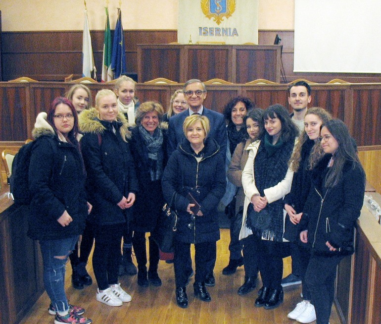 Isernia, studenti finlandesi visitano il liceo Cuoco-Manuppella accolti dalla dirigente Mariella Di Sanza