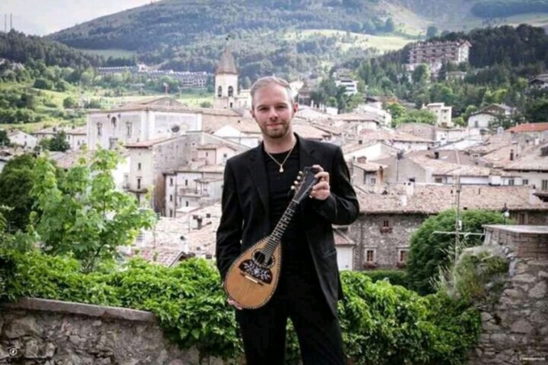 La storia del mandolino, il maestro Francesco Mammola incanta il Teatro Tosti