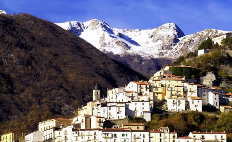 Pizzone, Poste Italiane dedica un francobollo all’orso marsicano