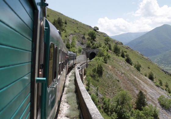 Tour Primaverile 2025 della Ferrovia dei Parchi: Scopri gli Altipiani d’Abruzzo con il Treno Storico Sulmona-Carpinone