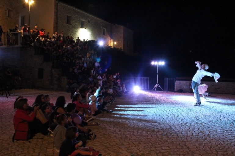 Bagno di folla per la 3^ edizione del Casteldelgiudice Buskers festival