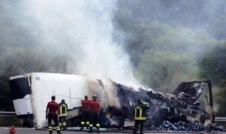 Cisterna di acqua prende fuoco sulla ss. 652