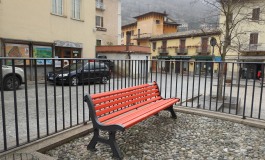 Una panchina rossa a Scanno per la "Giornata Internazionale della donna"