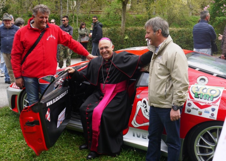 Sicurezza e Legalità: Il vescovo Spina sale sulla Ferrari Black Jack