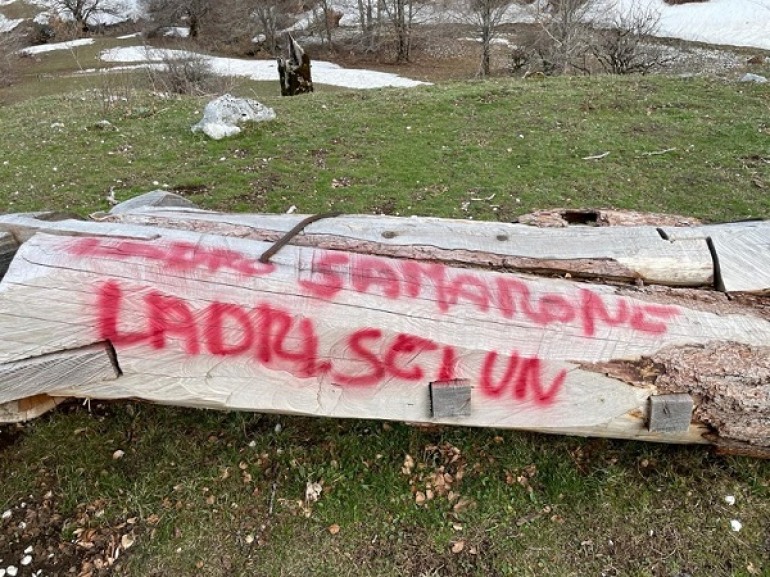 Animale Vegetale, distrutte e imbrattate con scritte di vernice rossa le opere nel Parco Nazionale