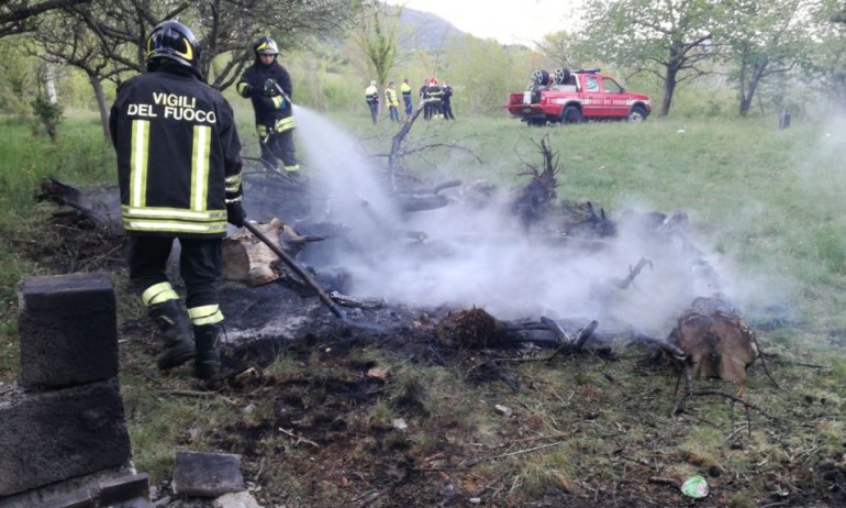 Castel di Sangro, esplode bombola del gas buttata sopra al fuoco