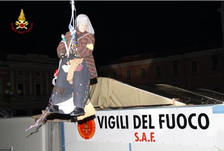 Castel di Sangro, tutti in piazza ad aspettare la befana dei Vigili del Fuoco