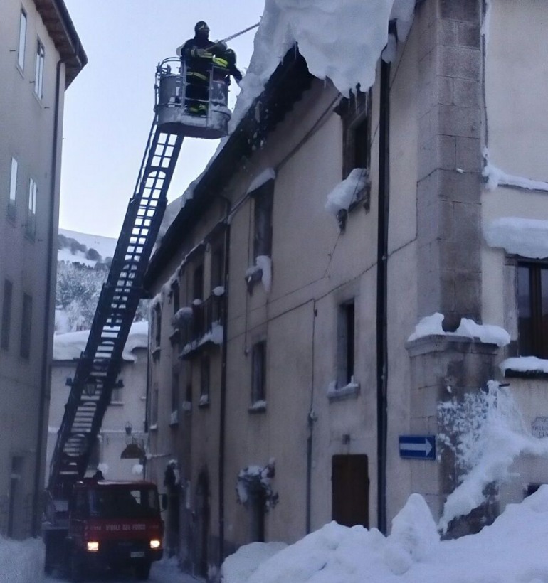 Pericolo ghiaccio sui tetti, intervengono i Vigili del Fuoco