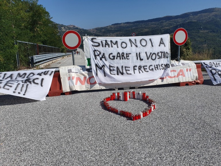 Chiusura viadotto Sente, cittadini inferociti contro il menefreghismo della politica