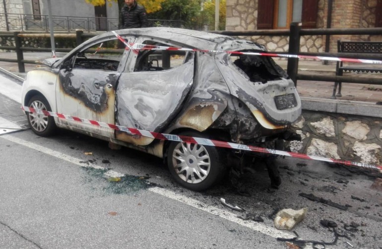 Roccaraso, incendiata automobile ad una dipendente della scuola