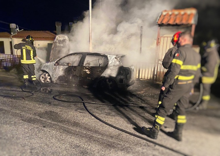 Auto avvolta dalle fiamme a Castel di Sangro, i botti di Capodanno la probabile causa
