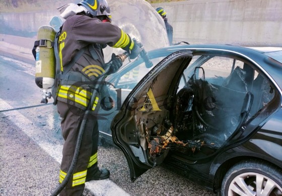 Castel di Sangro, auto prende fuoco per guasto elettrico lungo la SS 652, nessun ferito