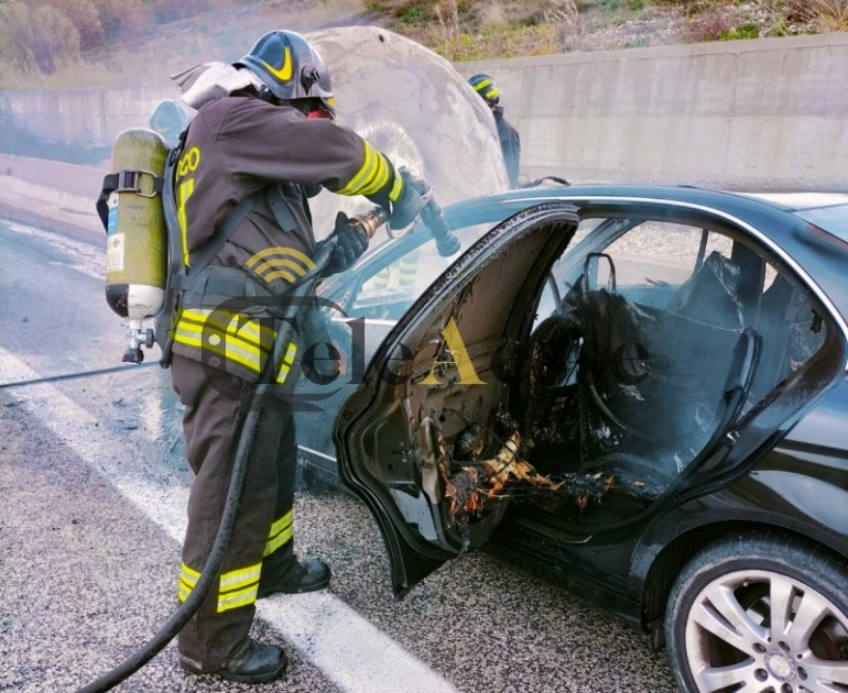 Castel di Sangro, auto prende fuoco per guasto elettrico lungo la SS 652, nessun ferito