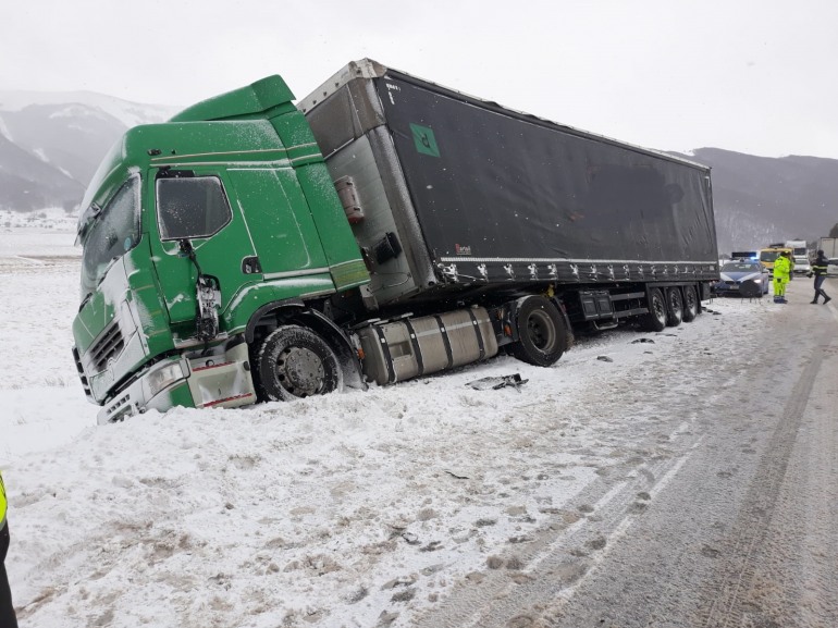 Piano delle Cinquemiglia, autoarticolato scivola sul ghiaccio: traffico in tilt