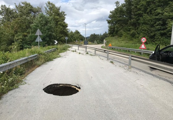 Voragine sulla Sp 88 'sangrina', a Sant'Angelo del Pesco si dorme su 7 cuscini