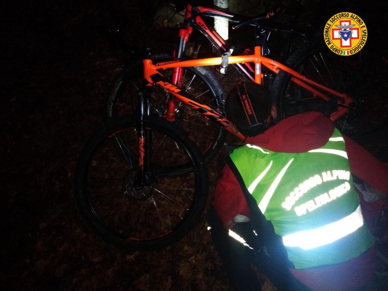 Notte all’addiaccio per 2 bikers dispersi sui monti del Pnalm, i soccorsi li trovano a Val Fondillo