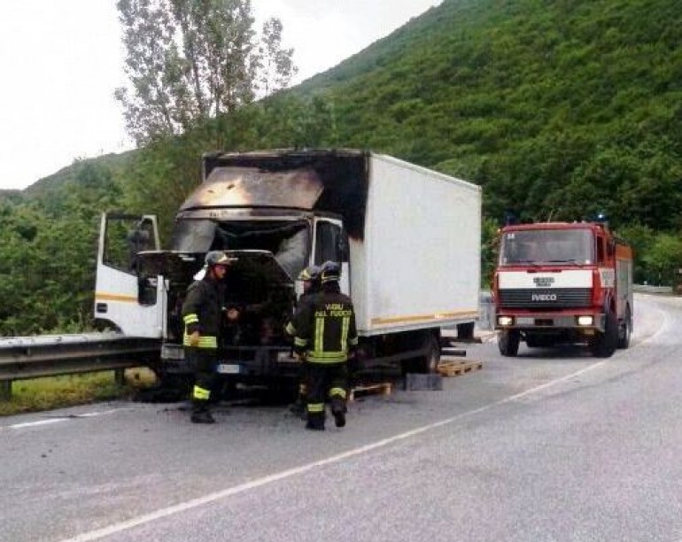 Roccaraso, momenti di panico. Autocarro s’incendia in corsa sulla SS 17