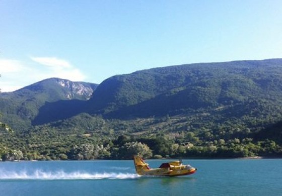 Canadair in azione sul lago di Barrea per incendio a Fornelli