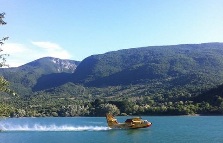 Canadair in azione sul lago di Barrea per incendio a Fornelli