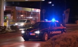 Armato di macete minaccia i passanti, bloccato con il Taser dai carabinieri