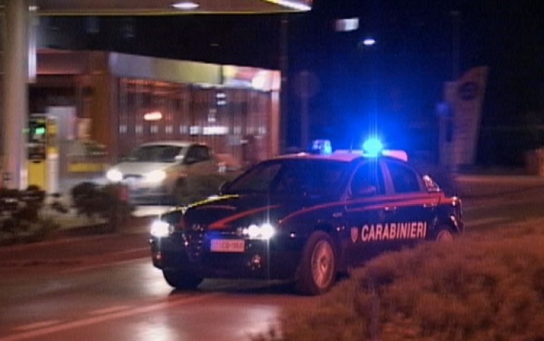 Armato di macete minaccia i passanti, bloccato con il Taser dai carabinieri