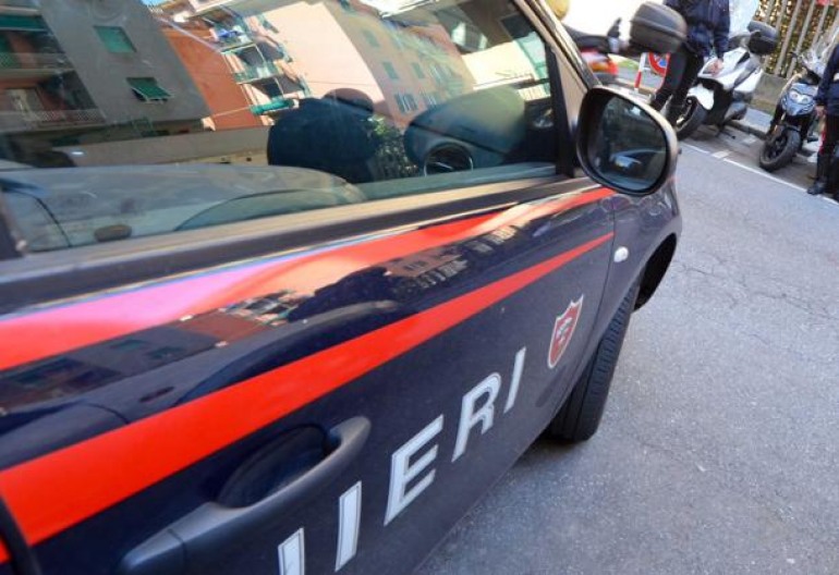 Paga con soldi falsi, denunciato a piede libero dai Carabinieri