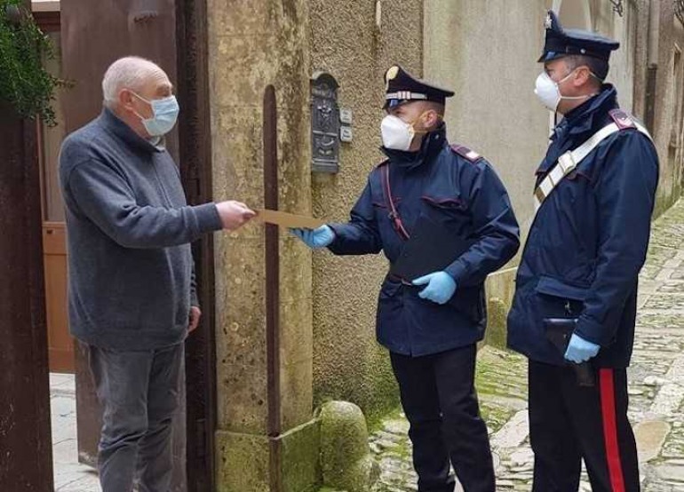 Poste italiane e carabinieri siglano accordo: i militari consegneranno la pensione agli anziani