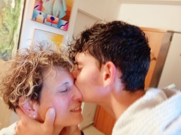 Cesira Donatelli: “Dammi un bacio e te ne do due” un inno alla gentilezza e al rispetto