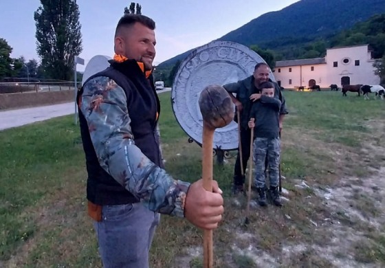 La Transumanza di Erminio Nardone incanta Castel di Sangro, sosta notturna al Museo Aufidenate