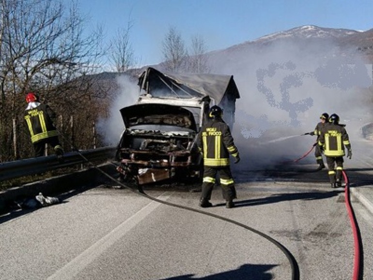 Rischia di morire per l’autocombustione del furgone. Provvidenziale l’intervento dei Vigili del Fuoco